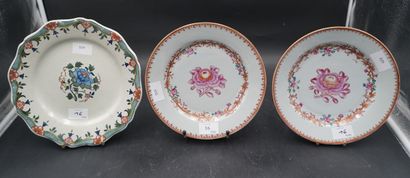 Réunion de deux assiettes en porcelaine émaillée...