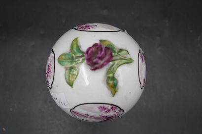 SEVRES, dans le goût de. Pot couvert en porcelaine...