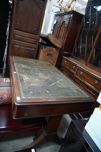 Bureau rectangulaire en bois patiné, le plateau...