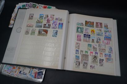 Réunion de timbres réunis dans deux albums....