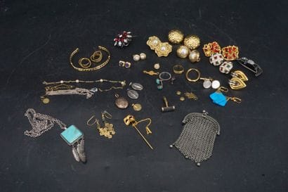 Réunion de bijoux fantaisie. 1 sachet.