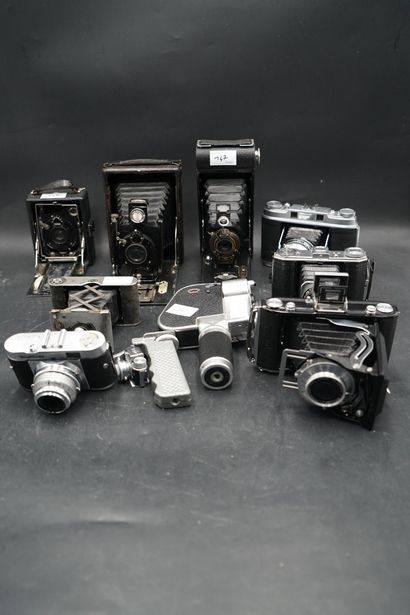 Neuf appareils photos, dont Super Kinax,...