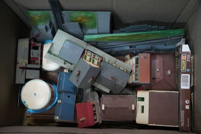 Réunion de jouets ; balles et raquettes ;...