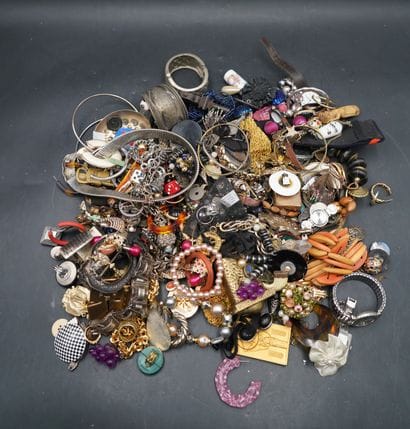 Réunion de bijoux fantaisie, bracelets, colliers,...