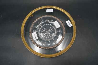 Soucoupe en verre taillé, la monture en argent...