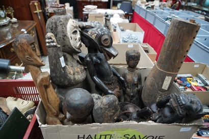 Réunion de statuettes en bois Travail dans...
