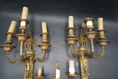 Paire d'appliques en métal doré à trois lumières...