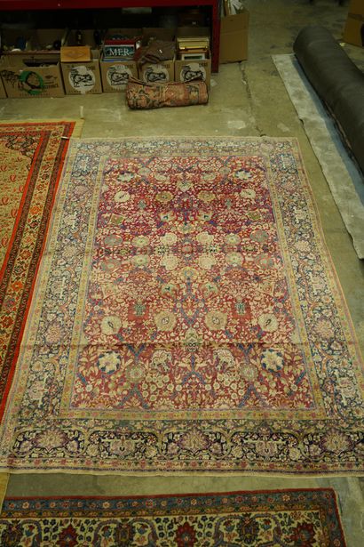*Tapis d'Orient en laine et soie à décor...