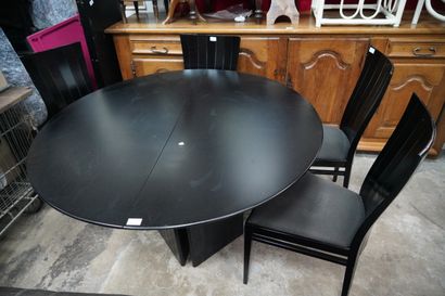 Table de salle à manger ronde et quatre chaises...