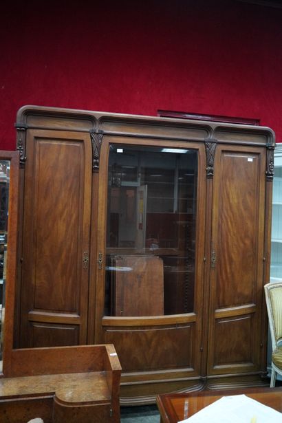 Dans le goût de Majorelle. Armoire en bois...