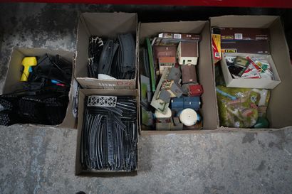 Réunion de jouets ; balles et raquettes ;...