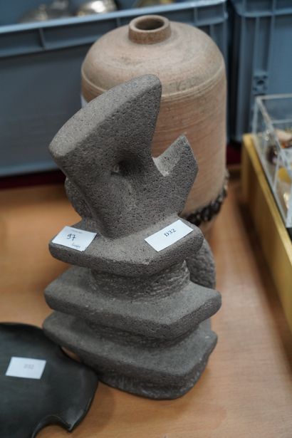 Une lampe et un vase en grès émaillé. On...