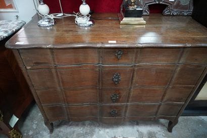 Commode en bois naturel de forme mouvementée,...
