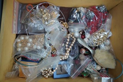 Réunion de bijoux fantaisie.
