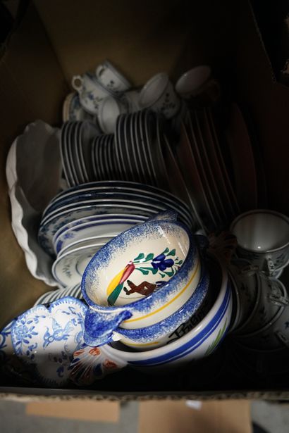 Service à café en porcelaine ; verseuses...