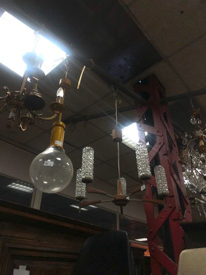 Un lustre en métal et imitation de bois,...