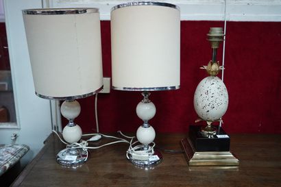 Paire de lampes en métal. On joint un pied...