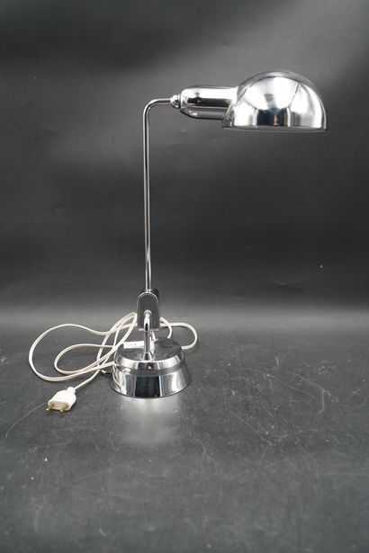 Lampe de bureau en métal chromé.