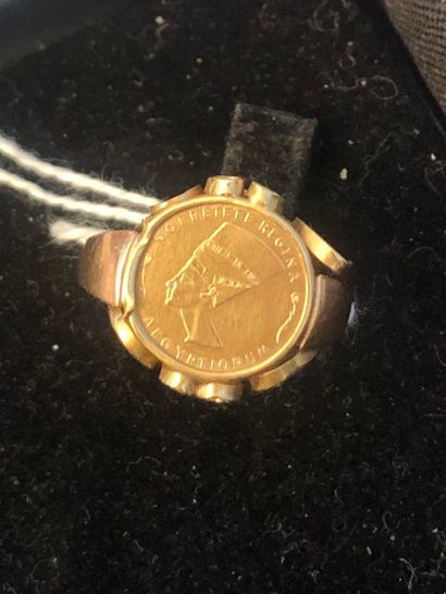 Bague, or 18k (750), ornée d'une petite pièce...