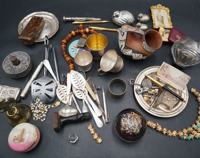 Réunion d'objets de vitrine comprenant :...