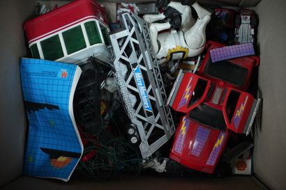 Réunion de jouets ; balles et raquettes ;...