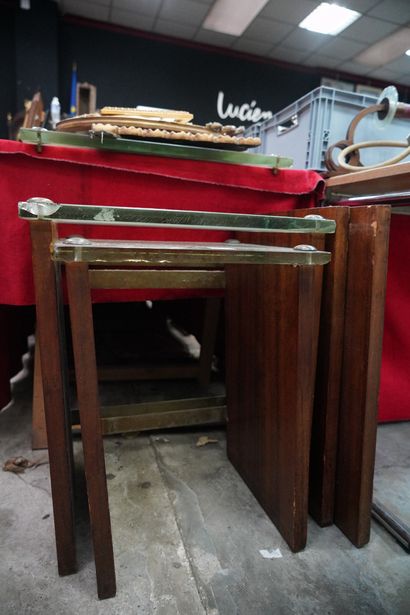 Trois tables gigogne en bois, verre et laiton....