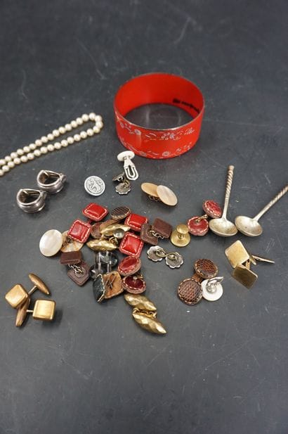 Réunion de boutons de manchettes, bracelet...