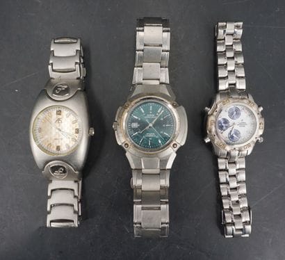 Réunion de trois montres bracelet. Casio,...