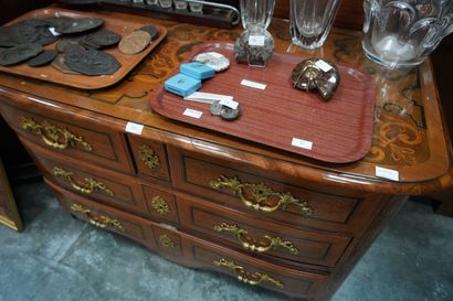 *Commode en bois plaqué ouvrant à quatre...