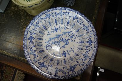 Plat creux en faïence à décor en camaïeu...