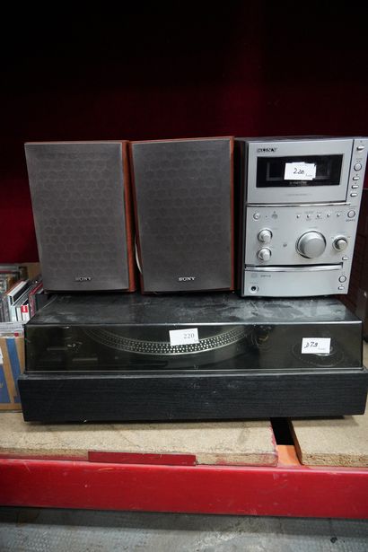 Platine ; mini-chaîne SONY avec des enceintes....