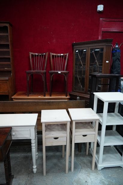Réunion de meubles comprenant : une vitrine...