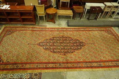 *Tapis d'Orient en laine à médaillon centrale...