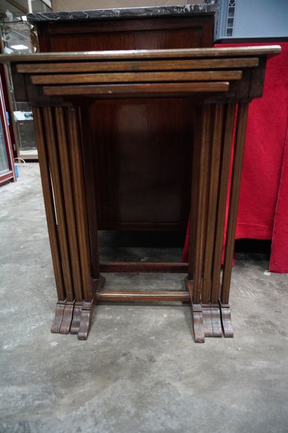 Suite de quatre tsables gigogne en bois naturel...