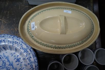 Plat creux en faïence à décor en camaïeu...