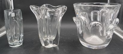 DAUM, France. Vase de forme tulipe en cristal....