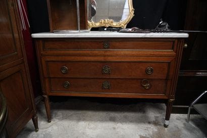 Commode en bois naturel et filets de laiton,...