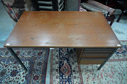 Bureau en chêne. Travail des années 1970....
