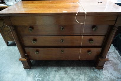 Commode en bois blond, ouvrant à quatre tiroirs,...