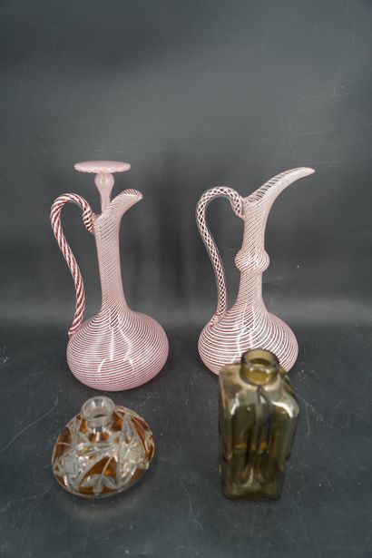 Deux grandes carafes dans le goût de Mur...