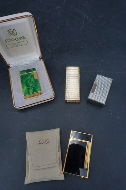 DUPONT. Briquet en métal doré et laque de...
