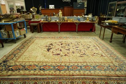 * IRAN. Tapis d'Orient en laine à décor de...