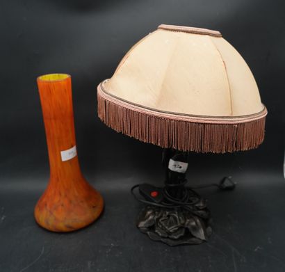 Lampe en métal ajouré à décor feuillagé,...