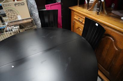 Table de salle à manger ronde et quatre chaises...