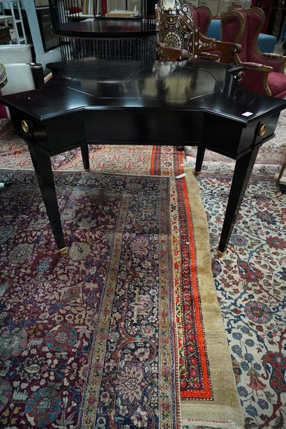 *Table à jeu en bois peint noir à quatre...