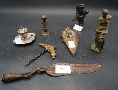 Réunion de statuettes en bronze ou métal...