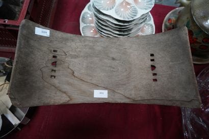 Tabouret en bois sculpté, dans le goût art...