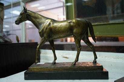H. PEYROL, cheval, sujet en bronze patiné...