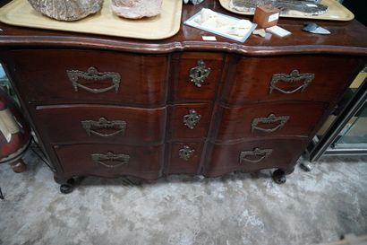 Commode en bois naturel mouluré, la façade...