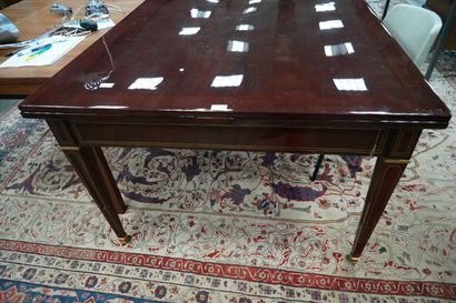 *Table de salle à manger en bois teinté et...
